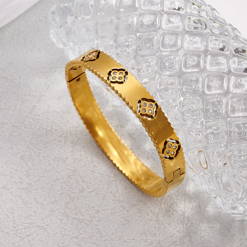 Textured Gold Clover Bangle - 18K Plated, Non-Tarnish & Luxurious